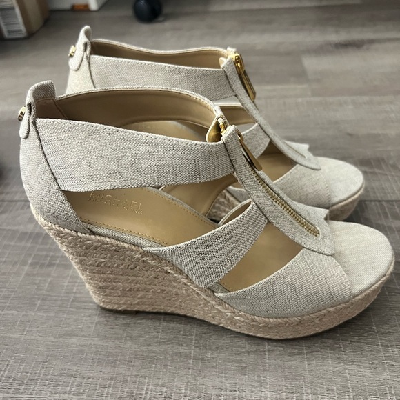 Michael Kors Platform sandals in size 8M - Picture 2 of 7